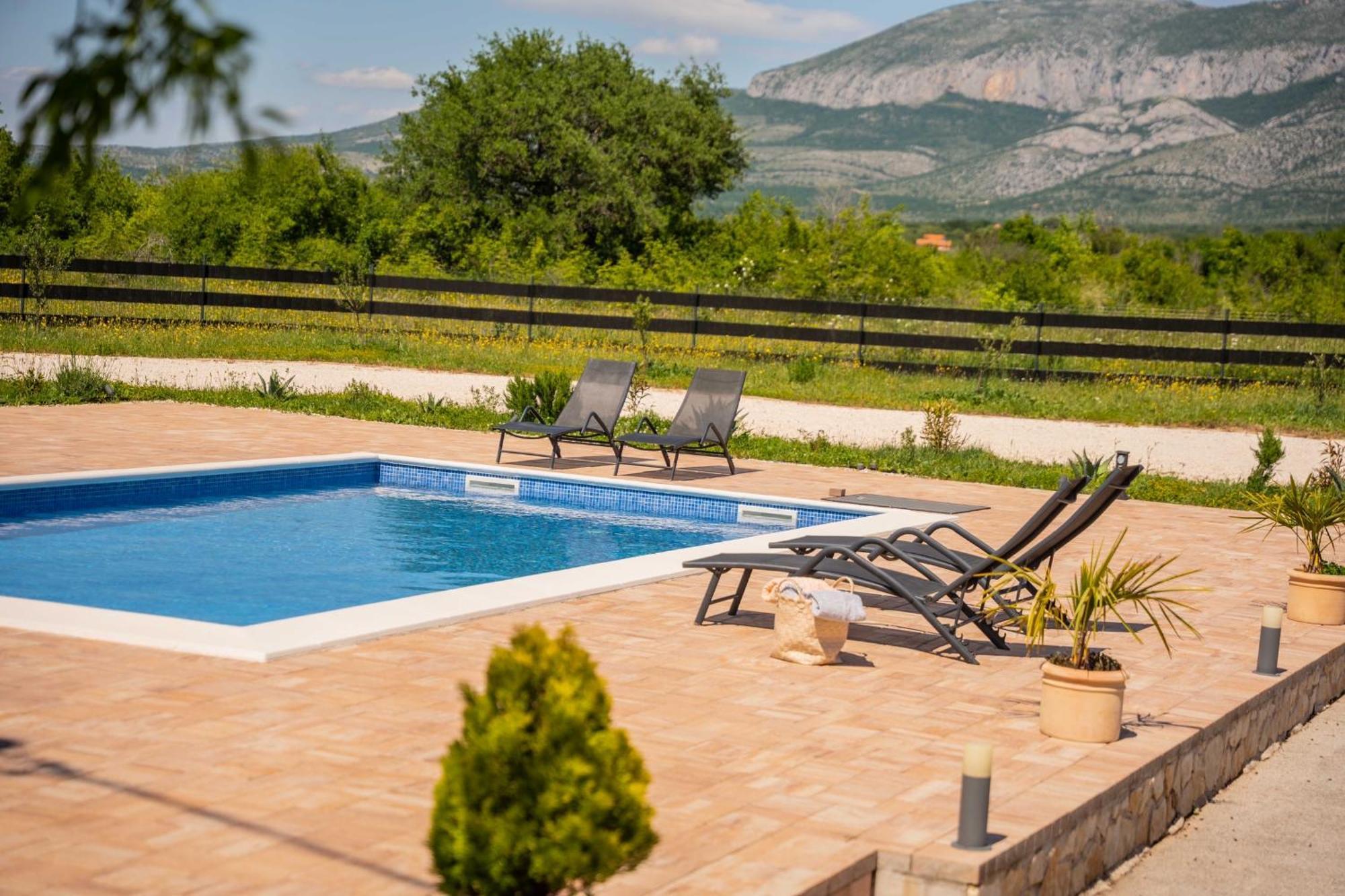 Iris Holiday Home Trbounje Bagian luar foto