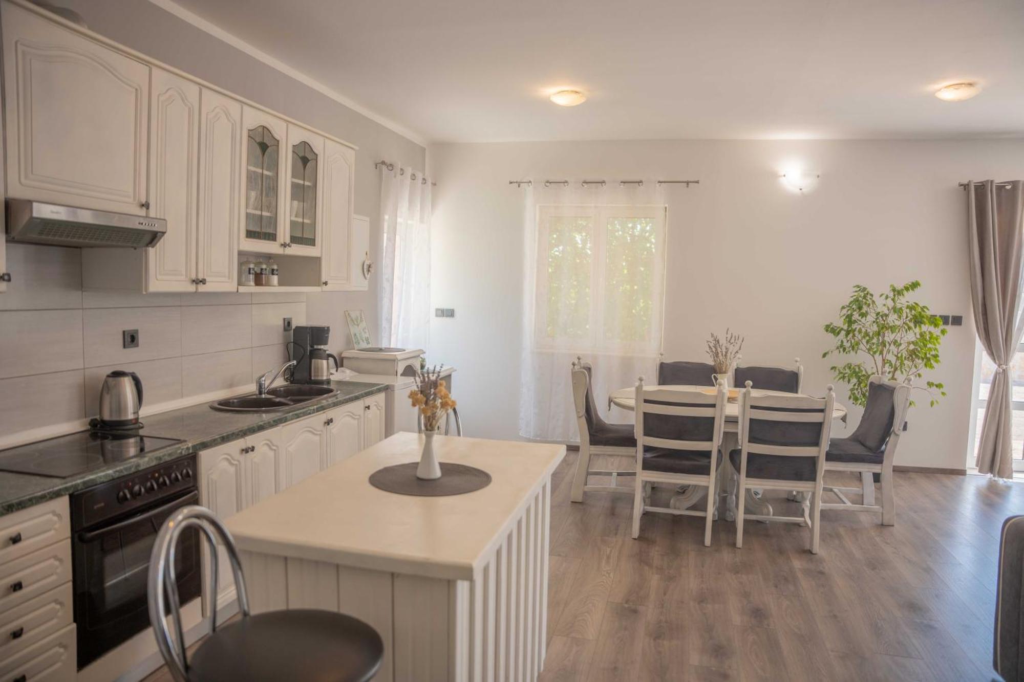 Iris Holiday Home Trbounje Bagian luar foto