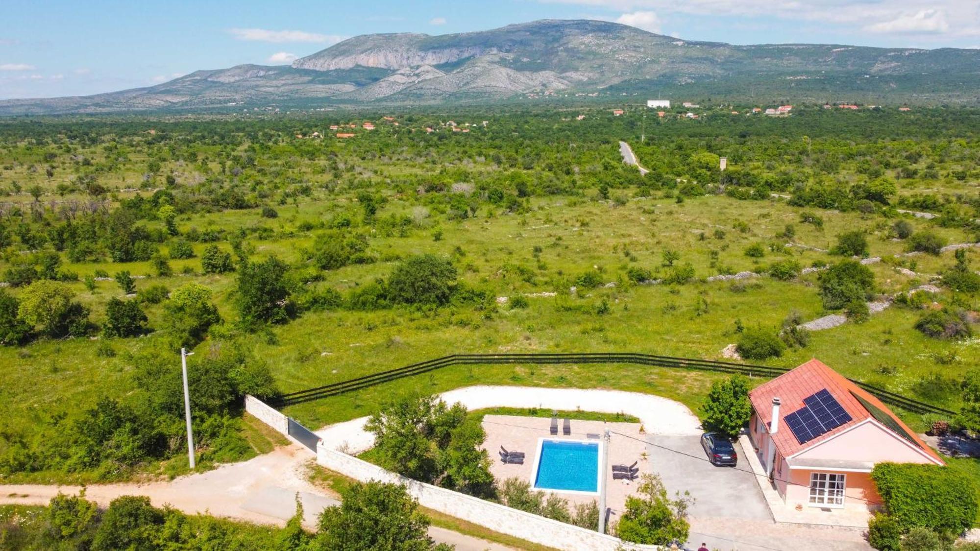 Iris Holiday Home Trbounje Bagian luar foto