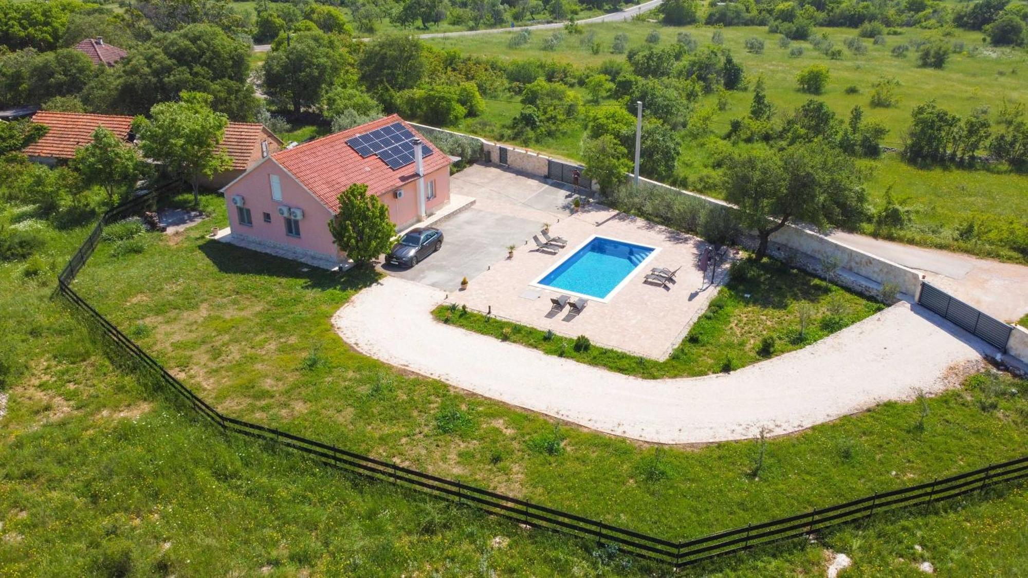 Iris Holiday Home Trbounje Bagian luar foto